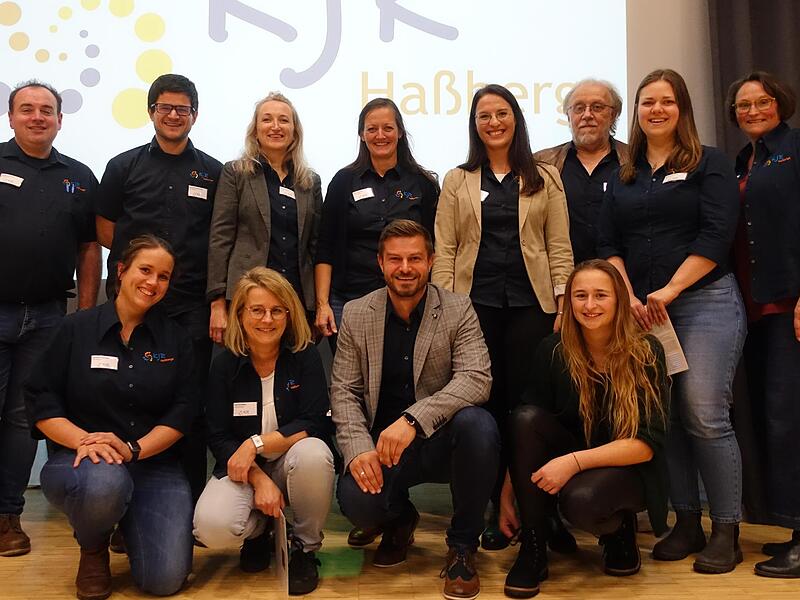 Die neue Vorstandschaft vom Kreisjugendring Haßberge gemeinsam mit den Geschäftsstellenmitarbeiterinnen.  v.l.n.r. (vorne): Caroline Petersen (ohne Verband), Anja Schneider (Verwaltung), Vorsitzender Thomas Wagenhäuser (BSJ), Anna-Maria Gebhardt (...