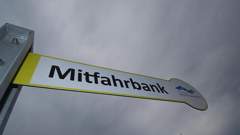 Die Mitfahrbänke, die vielerorts stehen, sind als Ruhebänke willkommen, aber beim Mitfahren lassen sie etwas nach.
