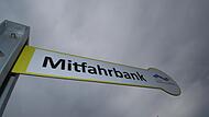 Die Mitfahrbänke, die vielerorts stehen, sind als Ruhebänke willkommen, aber beim Mitfahren lassen sie etwas nach.