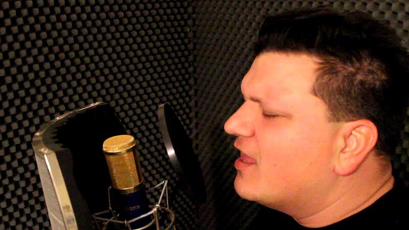 Andreas Charl am Mikrofon in der Gesangskabine