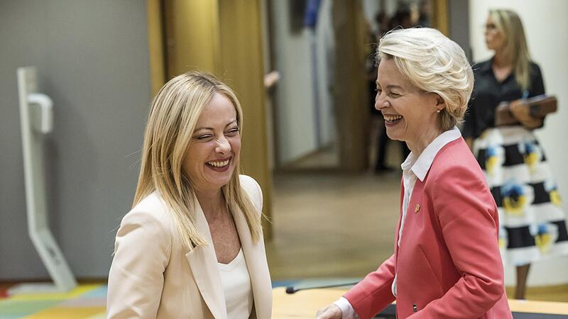 Italiens Ministerpr&auml;sidentin Giorgia Meloni (links) begr&uuml;&szlig;t die Pr&auml;sidentin der EU-Kommission Ursula von der Leyen w&auml;hrend eines EU-Gipfels. Meloni ist Chefin der ultrarechten Partei Fratelli d&acute;Italia. In Br&uuml;ssel scheint das mittlerweile kaum mehr...