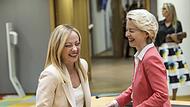 Italiens Ministerpräsidentin Giorgia Meloni (links) begrüßt die Präsidentin der EU-Kommission Ursula von der Leyen während eines EU-Gipfels. Meloni ist Chefin der ultrarechten Partei Fratelli d´Italia. In Brüssel scheint das mittlerweile kaum mehr...