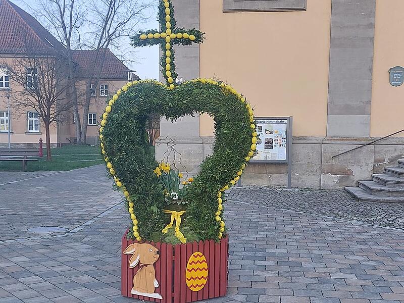 Die wunderschöne Osterkrone am Dorfplatz vor der Kirche in Großwenkheim, bei der viele Freiwillige mitgeholfen haben.