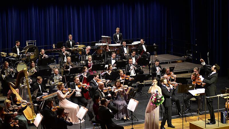 „From Broadway with love“ lautete das Motto des Neujahrskonzertes, mit dem die Hofer Symphoniker unter Martijn Dendievel mit den beiden Solisten Kathrin Hanak und Marian Müller in Kulmbach gastierten. „From Broadway with love“ lautete das Motto des Neujahrskonzertes, mit dem die Hofer Symphoniker unter Martijn Dendievel mit den beiden Solisten Kathrin Hanak und Marian Müller in Kulmbach gastierten.