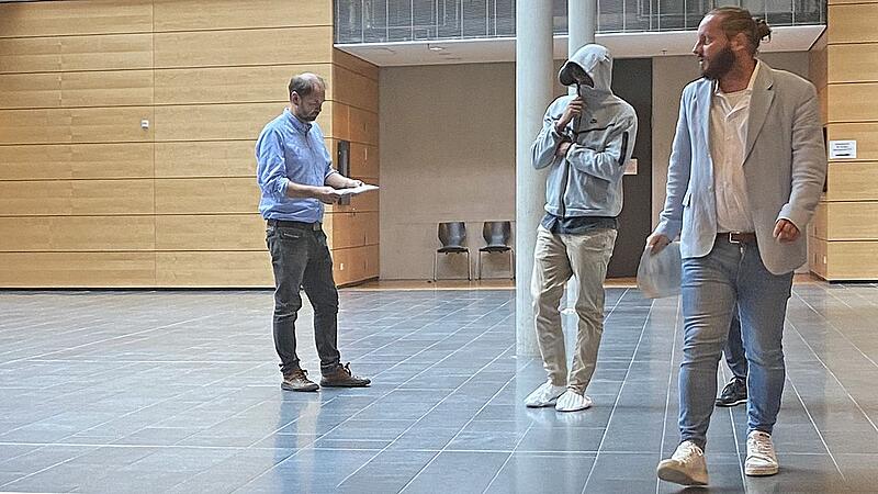 Kurz nach der tödlichen Messerattacke vor einem Würzburger Club wurde der Tatverdächtige (Mitte) beim Ermittlungsrichter vorgeführt und in Haft genommen. Dabei entstand dieses Bild. Nun ist Anklage von Oberstaatsanwalt Thorsten Seebach (links) erhoben worden. Norman Jacob junior (rechts) gehört zum dreiköpfigen Verteidigerteam. Kurz nach der tödlichen Messerattacke vor einem Würzburger Club wurde der Tatverdächtige (Mitte) beim Ermittlungsrichter vorgeführt und in Haft genommen. Dabei entstand dieses Bild. Nun ist Anklage von Oberstaatsanwalt Thorsten Seebach (links) erhoben worden. Norman Jacob junior (rechts) gehört zum dreiköpfigen Verteidigerteam.