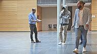 Kurz nach der tödlichen Messerattacke vor einem Würzburger Club wurde der Tatverdächtige (Mitte) beim Ermittlungsrichter vorgeführt und in Haft genommen. Dabei entstand dieses Bild. Nun ist Anklage von Oberstaatsanwalt Thorsten Seebach (links) erhoben worden. Norman Jacob junior (rechts) gehört zum dreiköpfigen Verteidigerteam.