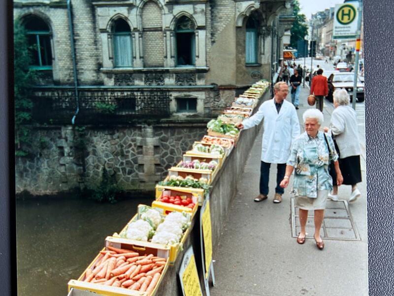 Eine Brücke voller Obst und Gemüse Eine Brücke voller Obst und Gemüse