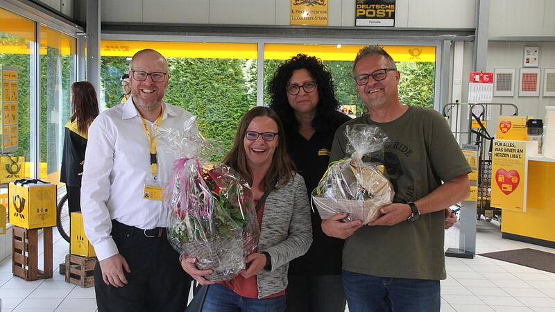 Auch Birgit M&uuml;ller der Wirtschaftsf&ouml;rderung und Vertriebsmanager Ralf Gans der Deutschen Post kamen zur Er&ouml;ffnungsfeier, um mit Zehra Feyer und ihrem Mann Thomas Feyer zu feiern.