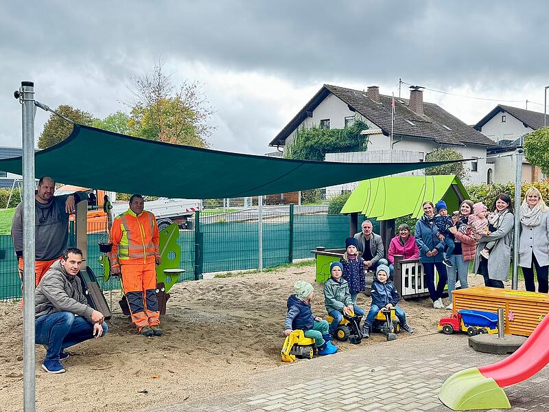 Der erweiterte und aufgeh&uuml;bschte Kinderspielplatz am Kindergarten St. Franziskus Rothenkirchen macht Kinder gl&uuml;cklich. Die Erwachsenen freuen sich mit B&uuml;rgermeister Stefan Heinlein(rechts) &uuml;ber die gemeinsam geschaffene Kinder-Spieloase.