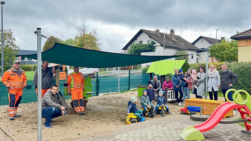 Der erweiterte und aufgeh&uuml;bschte Kinderspielplatz am Kindergarten St. Franziskus Rothenkirchen macht Kinder gl&uuml;cklich. Die Erwachsenen freuen sich mit B&uuml;rgermeister Stefan Heinlein(rechts) &uuml;ber die gemeinsam geschaffene Kinder-Spieloase.