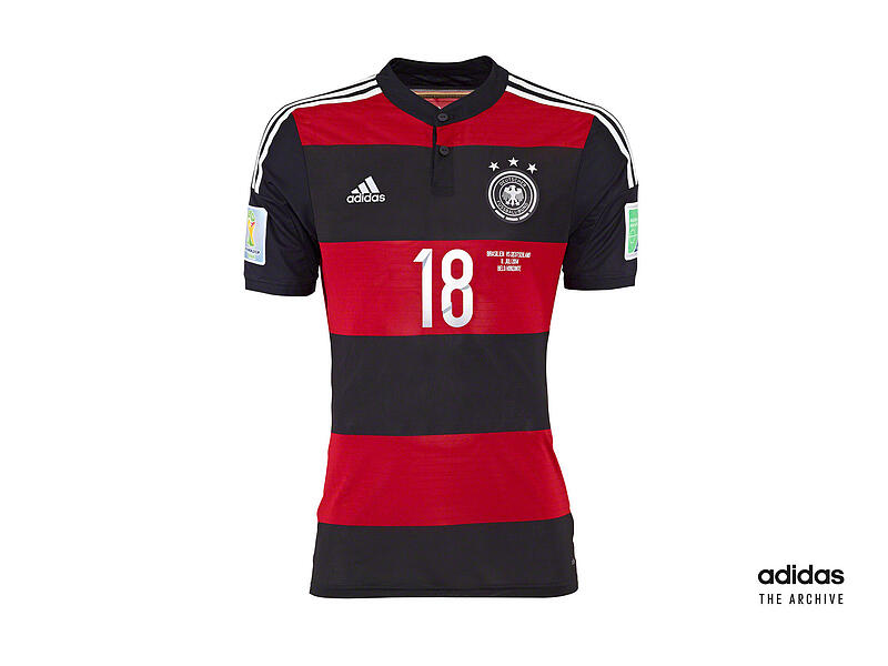 Weltmeisterlich: Die rot-schwarzen Querstreifen von 2014. Hier mit der Nr. 18 von Taktgeber Toni Kroos.