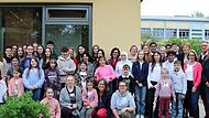 19 Mentorinnen und Mentoren der Mittel- und Realschule Haßfurt erhielten Zertifikate dafür, dass sie jüngere Kinder beim Erlernen, Festigen und dem Ausbau der deutschen Sprache unterstützt haben. Mit ihnen freuten sich die Verantwortlichen und Unt...