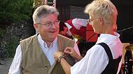 Die Ehrennadel in Gold steckt Uschi Roppelt-Gehring vom Nordbayerischen Musikbund Gerhard Ullrich für sein jahrzehntelanges großes Engagement an.
