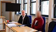 Rechtsanwalt Dr. Thomas Heil aus Frankfurt am Main mit dem Angeklagten vor dem Amtsgericht Bamberg.