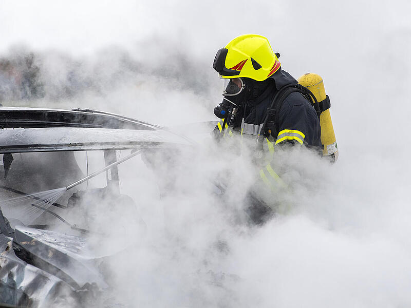 Kemmern: Polizei vor Rätsel nach brennendem Auto - Zeugen gesucht Symbolbild: Autobrand, Auto löschen, Feuerwehr löscht Auto