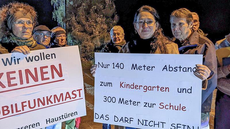 Doris Dregelies (links) und Elke H&Ouml;hn sowie viele weitere Burghaiger B&uuml;rger protestieren gegen den Standort des Mobilfunkmasts.
