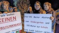 Doris Dregelies (links) und Elke HÖhn sowie viele weitere Burghaiger Bürger protestieren gegen den Standort des Mobilfunkmasts.