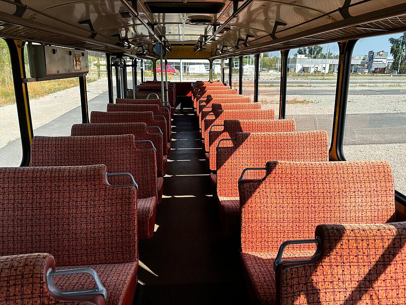 Hart, aber noch mit dem originalen Sitzbezug: Die Sitzb&auml;nke im Mercedes-Benz O307