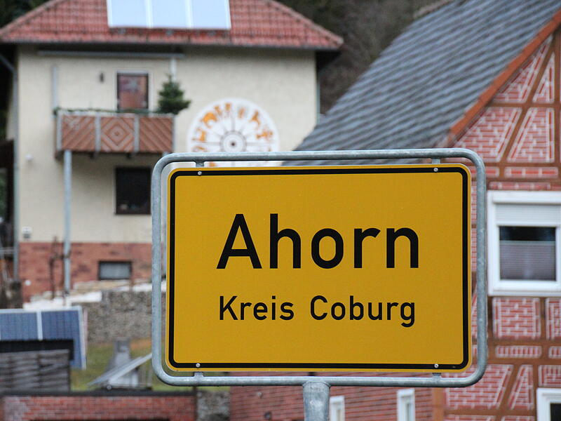 Gemeinde Ahorn - Kreis Coburg - Ortsschild - frontal