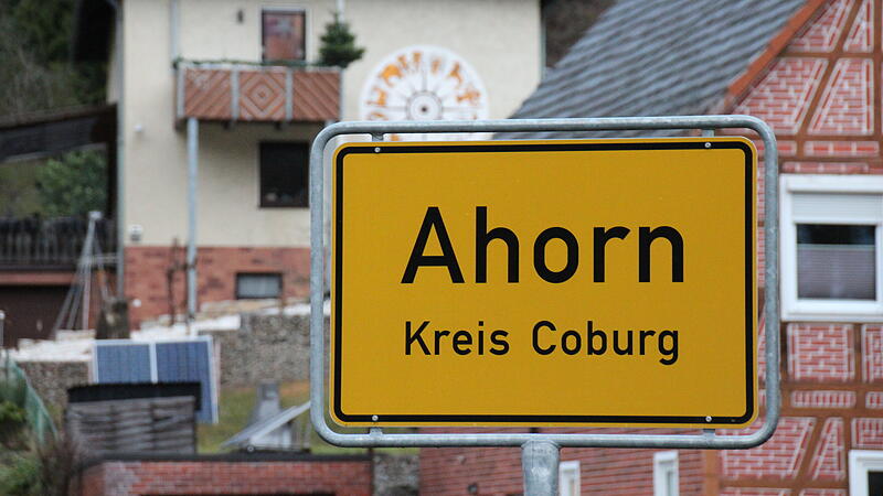 Gemeinde Ahorn - Kreis Coburg - Ortsschild - frontal