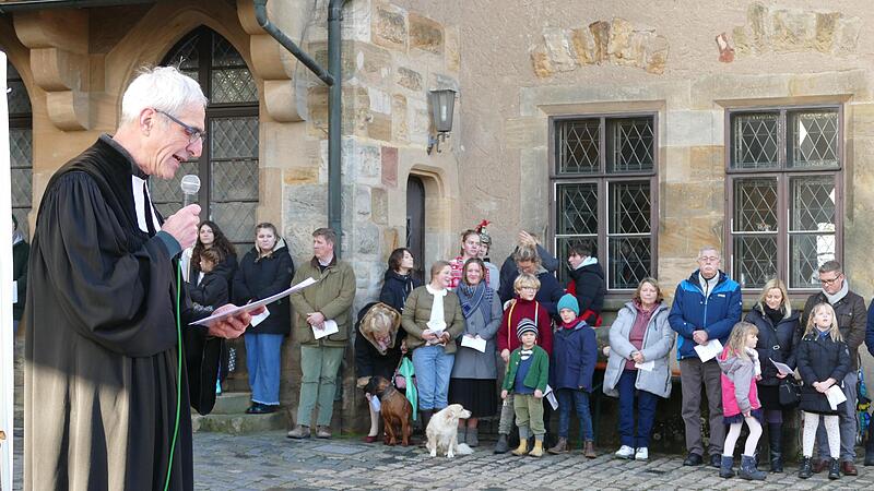Der Familiengottesdienst auf der Altenburg mit Pfarrer Walter Neunhoeffer und das Krippenspiel des Konfirmandenkreises k&uuml;ndete vom Weihnachtswunder.