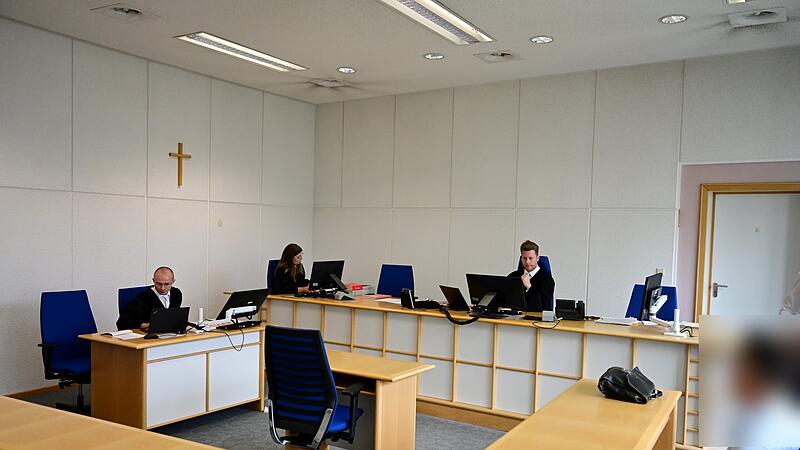 Staatsanwalt Waldemar Kosirew, eine Protokollf&uuml;hrerin, Strafrichter Johannes Obenauf und die Anklagebank