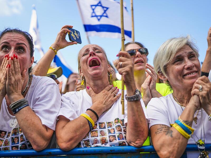 Auch in Tel Aviv versammelten sich die  Menschen, um  die Live-Übertragung von der Freilassung von Geiseln aus dem Gazastreifen  zu verfolgen.