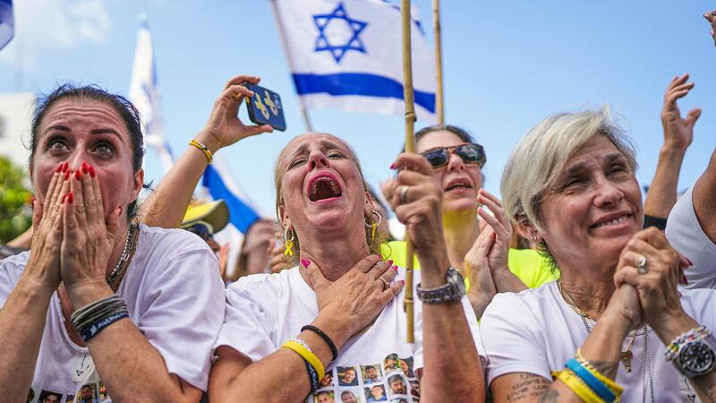 Auch in Tel Aviv versammelten sich die  Menschen, um  die Live-&Uuml;bertragung von der Freilassung von Geiseln aus dem Gazastreifen  zu verfolgen.