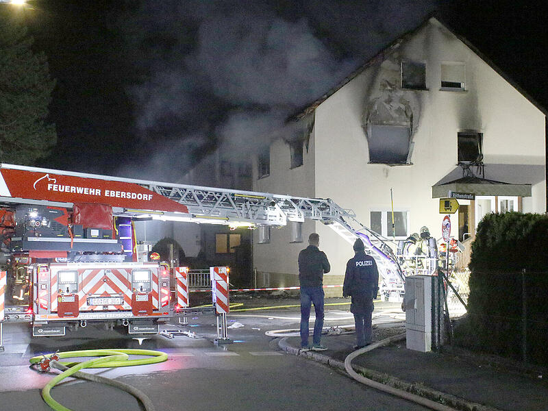 In der Nacht ist in Sonnefeld ein Brand ausgebrochen.  Viele Rettungskr&auml;fte r&uuml;ckten aus, auch ein Heli.