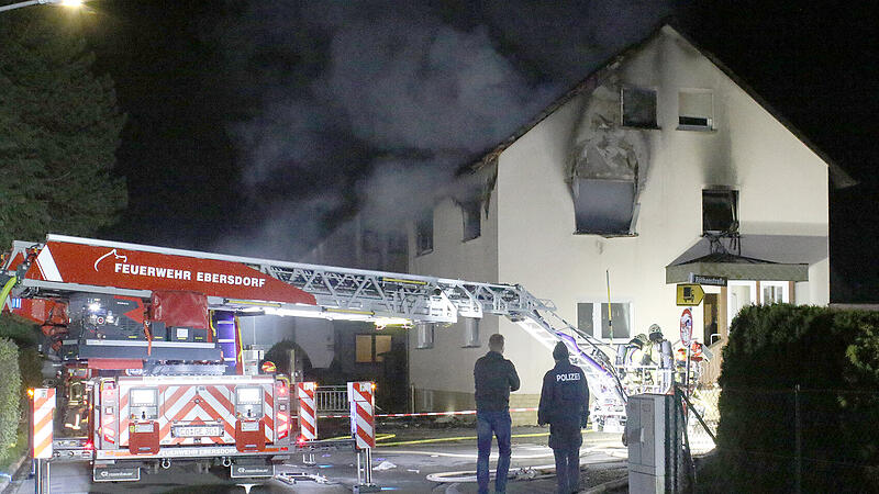 In der Nacht ist in Sonnefeld ein Brand ausgebrochen.  Viele Rettungskr&auml;fte r&uuml;ckten aus, auch ein Heli.