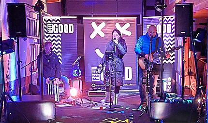 Die Band &bdquo;Feelgood&ldquo; sorgte bei der Spendenparty &bdquo;Gemeinsam f&uuml;r Maurice&ldquo; in Machtilshausen f&uuml;r beste Stimmung. Dieter Densch