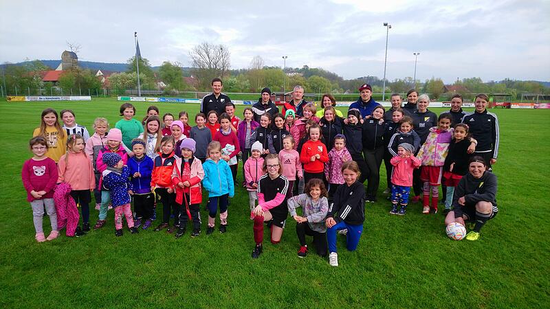 Zusammen mit der SpVg Eicha organisierte Daniel (links) M&uuml;ller den  "Tag des M&auml;dchenfu&szlig;balls".
