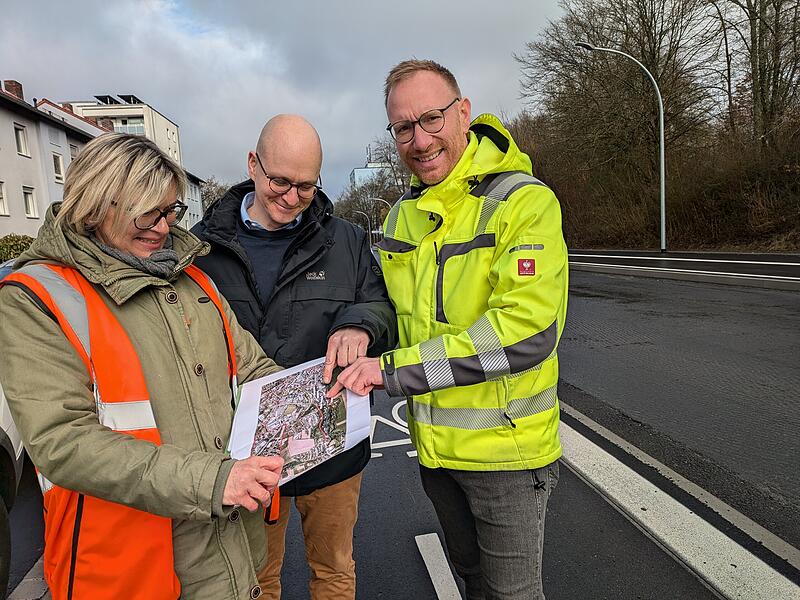 Sonja Brettschneider (Stra&szlig;enverkehrsbeh&ouml;rde, Stadt Bad Kissingen), Oberb&uuml;rgermeister Dirk Vogel und Bauleiter Marcel Zimmermann im Gespr&auml;ch &uuml;ber die notwendige Umleitung.