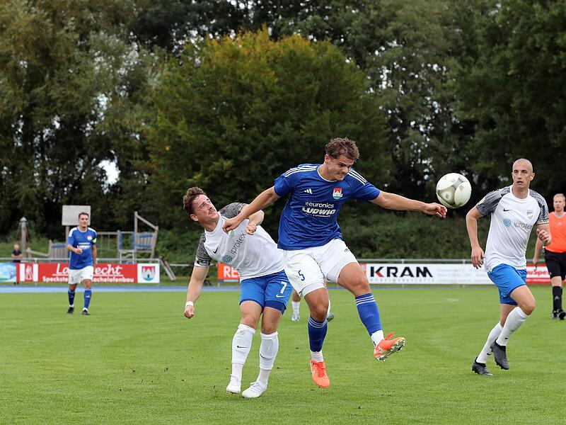 Michael Zirkel (blaues Trikot), hier im Zweikampf mit  Matteo Kolb vom FC Eintracht Münchberg, machte mit seinem Treffer zum 3:1 den Sieg für den TSV Burgebrach in Röslau perfekt.
