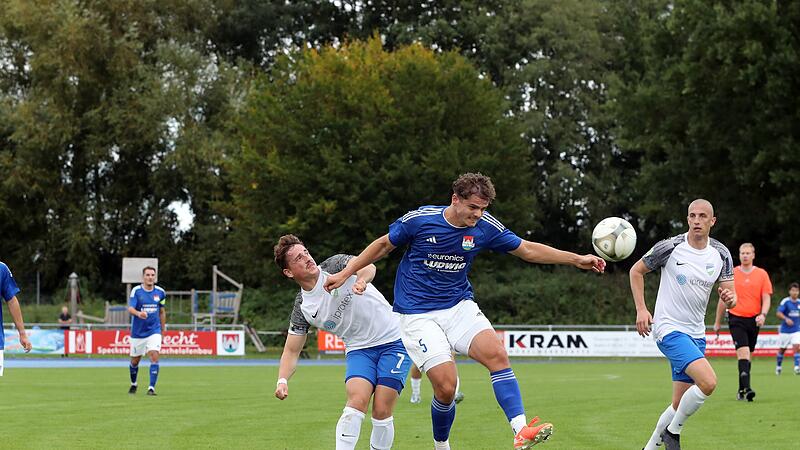 Michael Zirkel (blaues Trikot), hier im Zweikampf mit  Matteo Kolb vom FC Eintracht Münchberg, machte mit seinem Treffer zum 3:1 den Sieg für den TSV Burgebrach in Röslau perfekt.