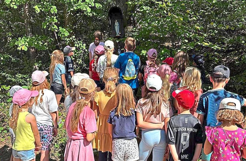 Teilnehmende des Ferienprogramms unter dem Motto „Spiel und Spaß rund um die Kirche“. Christine Fell Teilnehmende des Ferienprogramms unter dem Motto „Spiel und Spaß rund um die Kirche“. Christine Fell