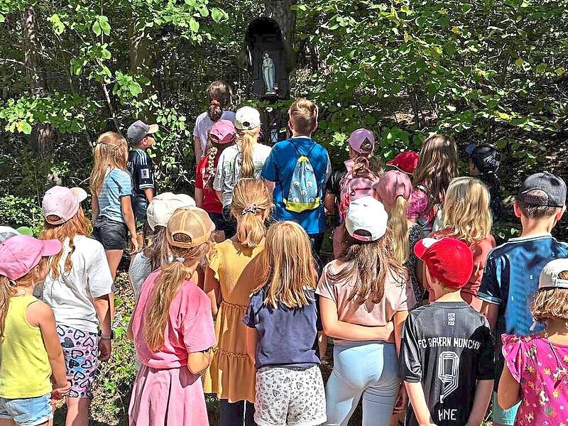 Teilnehmende des Ferienprogramms unter dem Motto „Spiel und Spaß rund um die Kirche“. Christine Fell Teilnehmende des Ferienprogramms unter dem Motto „Spiel und Spaß rund um die Kirche“. Christine Fell
