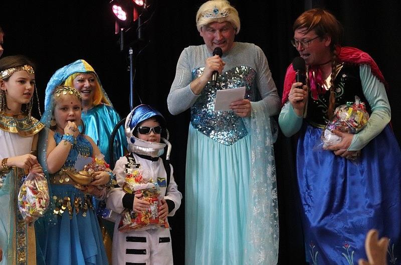 Matthias Graß und Michael Hess begrüßten die Kinder als Elsa und Anna aus „Die Eiskönigin“.