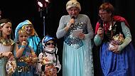 Matthias Graß und Michael Hess begrüßten die Kinder als Elsa und Anna aus „Die Eiskönigin“.