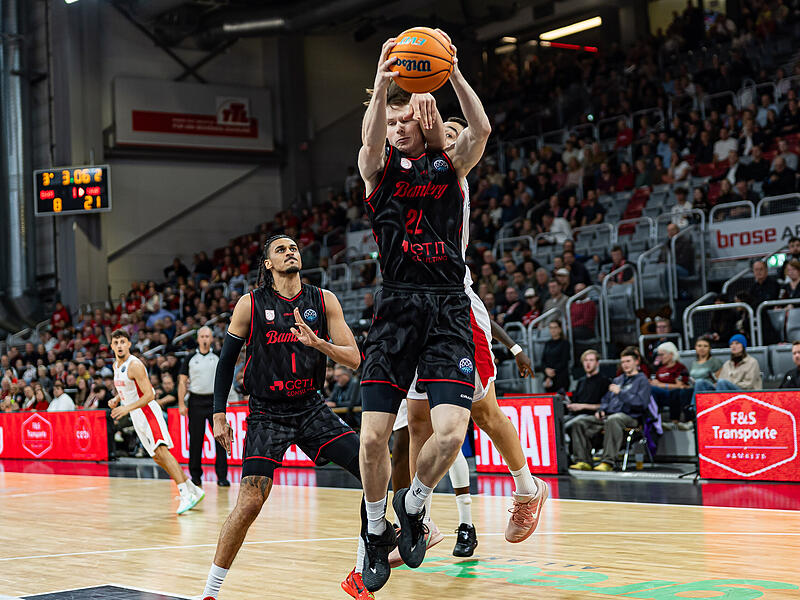 Jakob Lang (am Ball) spielte am Dienstag elf Minuten gegen Varese. Im Sommer war der 21-Jährige von Jena nach Bamberg gewechselt. Jakob Lang (am Ball) spielte am Dienstag elf Minuten gegen Varese. Im Sommer war der 21-Jährige von Jena nach Bamberg gewechselt.