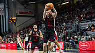 Jakob Lang (am Ball) spielte am Dienstag elf Minuten gegen Varese. Im Sommer war der 21-Jährige von Jena nach Bamberg gewechselt. Jakob Lang (am Ball) spielte am Dienstag elf Minuten gegen Varese. Im Sommer war der 21-Jährige von Jena nach Bamberg gewechselt.