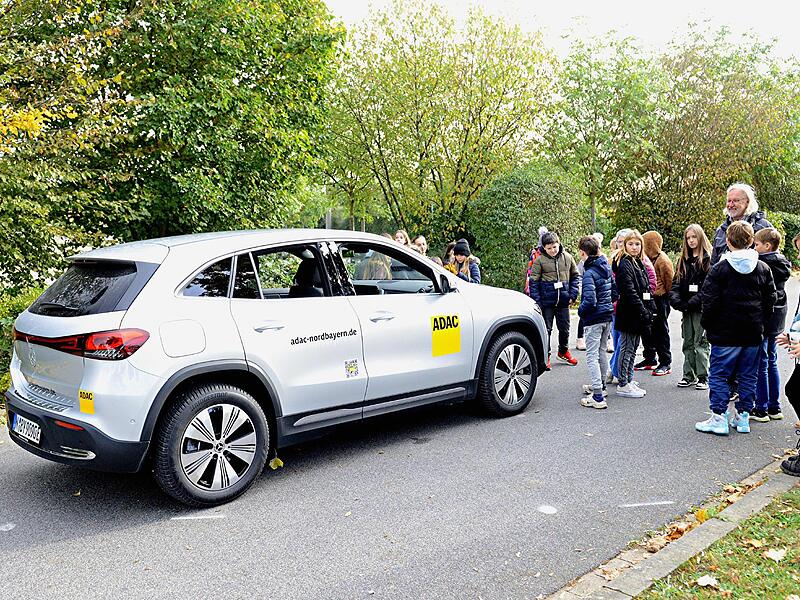 Die Demonstration mit dem Auto kam bei den Fünftklässlern der Mittelschule Hirschaid besonders gut an. Die Demonstration mit dem Auto kam bei den Fünftklässlern der Mittelschule Hirschaid besonders gut an.