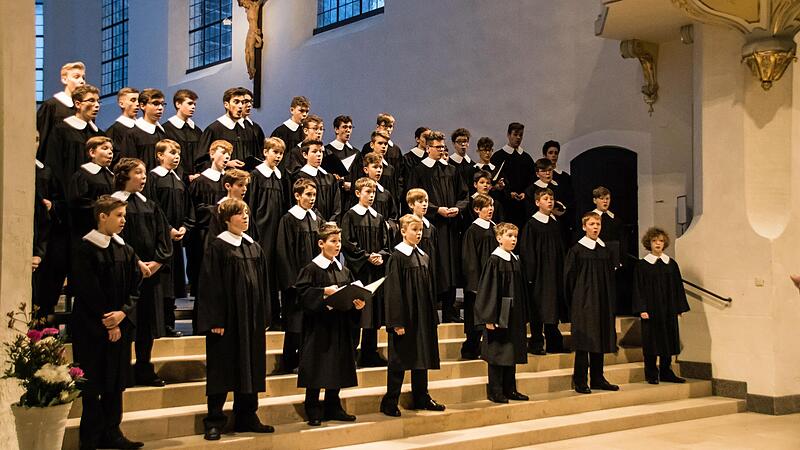 Ein Wiederhören mit dem Windsbacher Knabenchor gibt es am 22. Oktober – allerdings unter neuer Leitung. Als Nachfolger von Martin Lehmann wird Ludwig Böhme am Dirigentenpult zu erleben sein. Ein Wiederhören mit dem Windsbacher Knabenchor gibt es am 22. Oktober – allerdings unter neuer Leitung. Als Nachfolger von Martin Lehmann wird Ludwig Böhme am Dirigentenpult zu erleben sein.