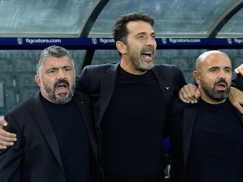 Italiens Trainer Gennaro Gattuso (l) mit Gianluigi Buffon (m)