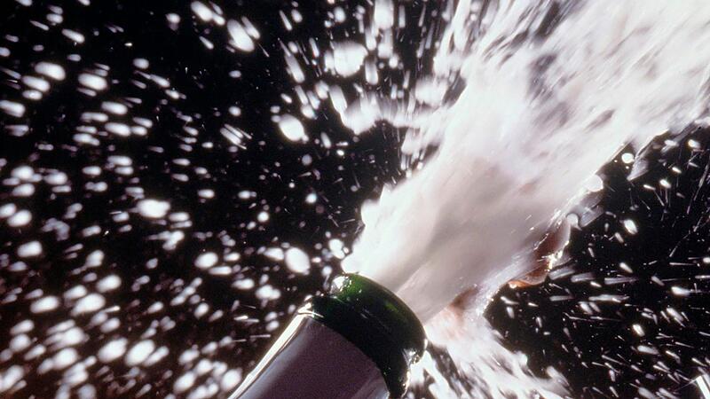 Sekt spritzt aus einer Flasche