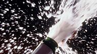 Sekt spritzt aus einer Flasche