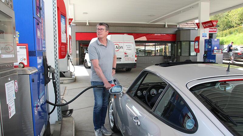 Auch er vergleicht vor der Fahrt zur Tankstelle die Spritpreise &ndash; aber mehr aus Interesse als aus der Not: Steffen Bock, der Gr&uuml;nder der App &bdquo;clever-tanken&ldquo;. Hier f&uuml;ttert er an seinem Wohnort Heroldsberg seinen Porsche.