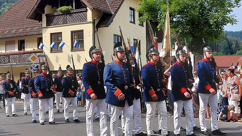 Traditionell sind viele Teilnehmer der Prozession mit historischen Waffen und Fahnen ausgestattet. Ist das in diesem Jahr des Krieges die richtige Botschaft, hat der FT gefragt?