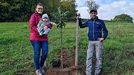 Martina und Oliver Schmitt aus Lußberg haben sich über den Apfelbaum für Sohn Linus gefreut und ihn auf der eigenen Wiese in der Lußberger Flur gepflanzt.