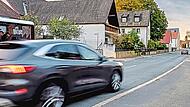 Tausende von Autos fahren t&auml;glich durch die Hauptstra&szlig;e in Dormitz.